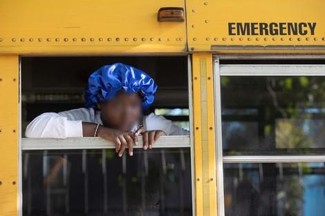 Una mujer embarazada permanece detenida al interior de un bus de migraciones, frente al Hospital Maternidad Nuestra Señora de la Altagracia, en Santo Domingo (República Dominicana). Imagen: Orlando Barría
