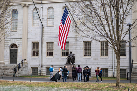 La estatua de John Harvard en el campus de la universidad. (Fuente: AFP)