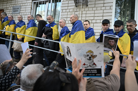 Los primeros ucranianos liberados por los rusos fueron recibidos por familiares en la región de Chernígov (Fuente: AFP)