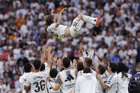 Modric, al aire en brazos de sus compañeros (Fuente: AFP)