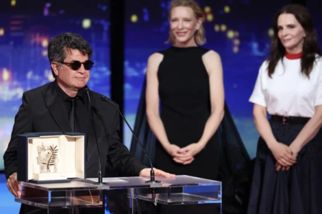 Panahi recibió el premio de manos de Cate Blanchett y Juliette Binoche