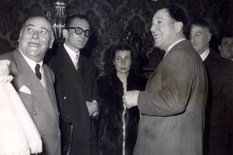 Perón, Gheorghiu, su mujer y el ministro de Trabajo y Previsión José María Freire, el 27 de junio de 1953. Fotografía del Fondo La Razón, (CeDInCI).