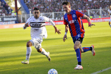 Vombergar lleva la pelota ante la marca de Saborido