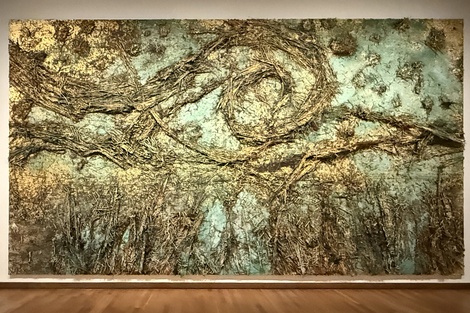 La noche estrellada (2019) pintura de grandes dimensiones de Anselm Kiefer, basada en la pintura homónima de Van Gogh. Abajo: Dime dónde están las flores (2024), parte de la instalación pictórica de Anselm Kiefer, realizada para el espacio del Museo Stedelijk.  (Fuente: Archivo)