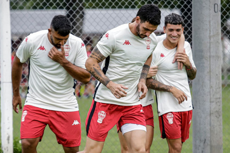 Fabio Pereyra al frente. El central, garantía en el juego aéreo del Globo. (Fuente: Prensa)