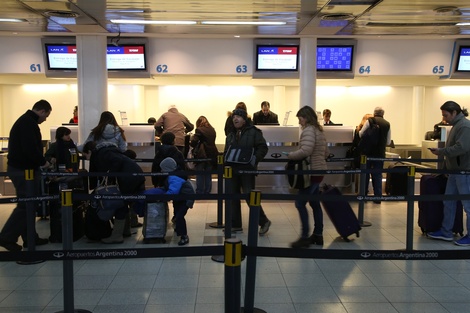 Los dólares prestados salen rápido por Ezeiza