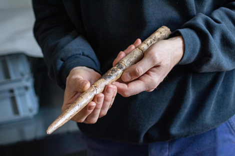 Punta de proyecto de gran tamaño fabricado con un hueso de ballena gris procedente del abrigo rocoso de Duruthy (Francia), datada entre 18.000 y 17.500 años atrás. 