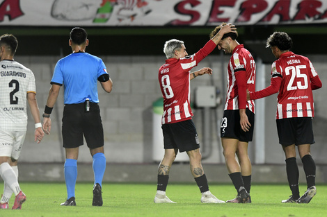 Neves saluda a Luciano Giménez en el festejo