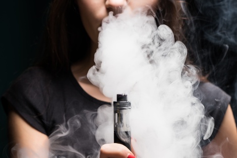 Aumentó el consumo de vapers y cigarrillos electrónicos en adolescentes: sus riesgos para la salud