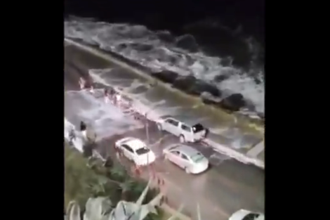 Sudestada en Mar del Plata: los videos de las olas de más de dos metros que causaron destrozos