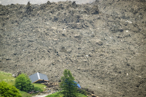 Una avalancha sepultó un pueblo en Suiza 