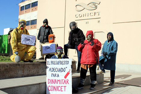 La protesta de ayer en Rosario con la estética de "El Eternauta". (Fuente: Gentileza)