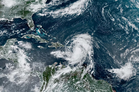 Imagen satelital del Huracán Ernesto (agosto 2024) que dejó sin electricidad a más de 600.000 personas en Puerto Rico