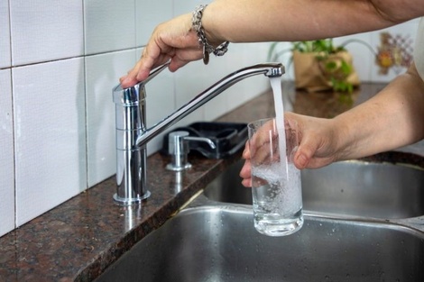 Otro golpe al bolsillo: Aysa aumenta las tarifas de agua a partir de junio