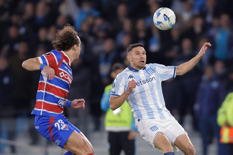 Adrán Martínez, autor del gol, ante el defensor David Luiz