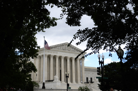 El fallo de la Corte Suprema le permite a Trump deportar amedio millón de latinoamericanos.