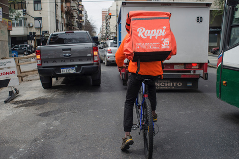 De casa a la bici, de la bici a casa: el desafío de regular el trabajo en plataformas de delivery