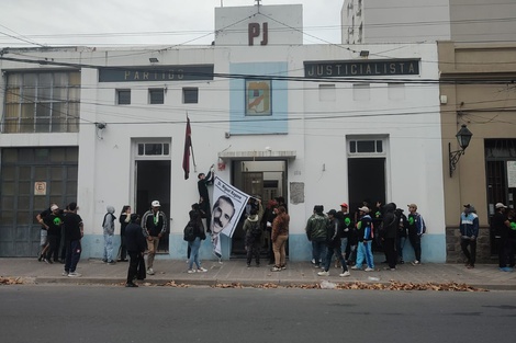 Con la consigna "Liberación justicialista", tomaron y montaron vigilia en el PJ Salta