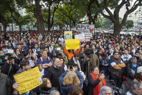 Velas en defensa del hospital Garrahan y contra el ajuste libertario