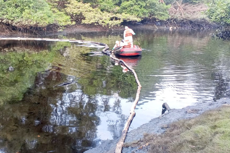 Un derrame de hidrocarburo contamina parte de un estero en Ecuador 
