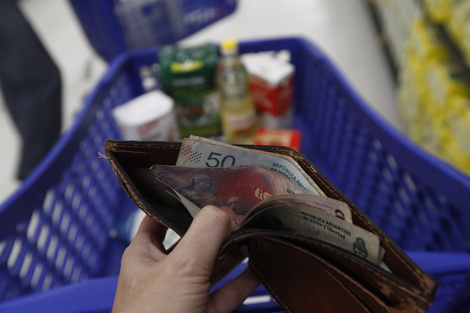 Mientras el Gobierno se prepara para celebrar la desaceleración de la inflación, el consumo se derrumba y el poder de compra sigue en caída libre.        