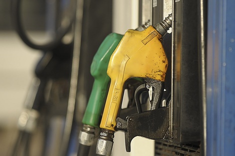 Cargar nafta de madrugada será más barato