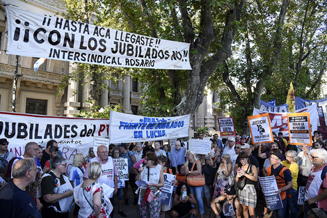 Todos los miércoles se movilizan agrupaciones de jubilados a la plaza San Martín.  (Fuente: Archivo Rosario12)