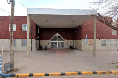 El colegio secundario "Ciudad de Santa Rosa", donde la víctima fue atacada a la salida del establecimiento. (Fuente: NA)