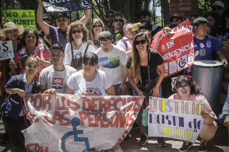 "Por una vida digna y de calidad": personas con discapacidad marchan contra el ajuste