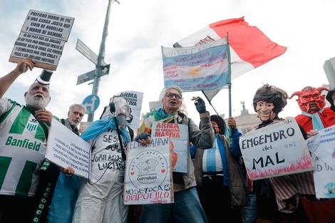 Los carteles de la resistencia por más derechos y menos ajuste en el Congreso