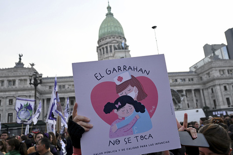 Garrahan: los residentes levantaron provisoriamente el paro, pero el resto de la planta refuerza las medidas
