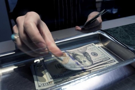 El dólar se acerca a los 1200 pesos