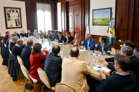 Axel Kicillof reunido con la veintena de intendentes que lo visitaron en la gobernación. 