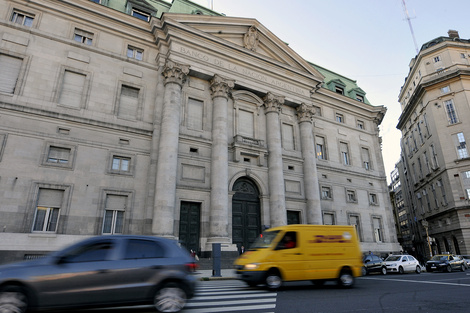Los libertarios le apuntan al principal banco del país.