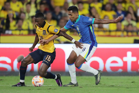 Alan Minda cubre la pelota ante Alex Sandro