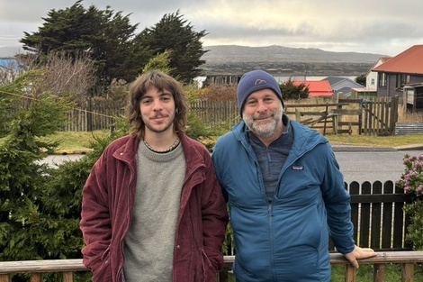 Volver a Malvinas: el recuerdo del "último disparo", los cambios de la ciudad y la emoción de regresar con un hijo