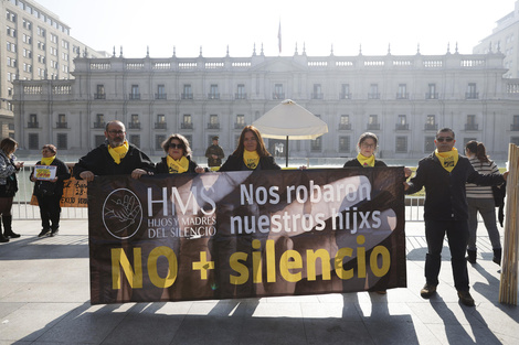 Integrantes de la agrupación Hijos y Madres del Silencio se manifestaron frente al Palacio de La Moneda con pañuelos amarillos y carteles