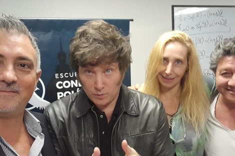 A la derecha de la imagen, Carlos Kikuchi, exarmador de La Libertad Avanza, junto a la secretaria de la Presidencia, Karina Milei, y al presidente Javier Milei. 