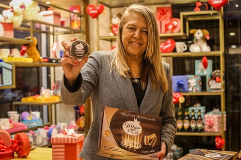 Fabiana Ocaranza posa junto a su producto estrella