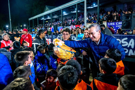 Javkin entregó 10 mil camisetas. (Fuente: Prensa Municipalidad Rosario)