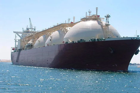 El gas se transporta en buque, previo proceso de licuefacción.