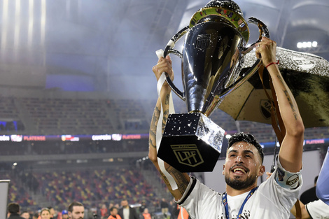 Ignacio Vázquez levanta la Copa 