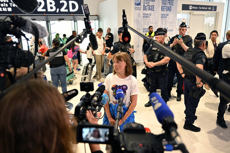 Thunberg hablaconperiodistas después de ser deportada. 