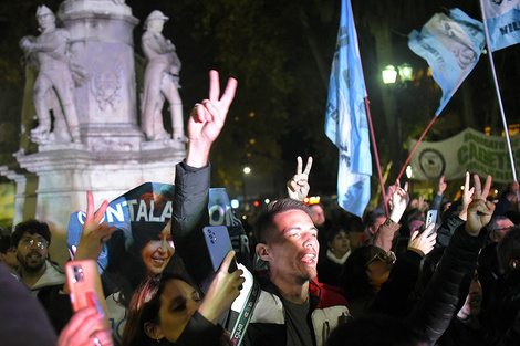 La plaza 25 de Mayo se llenó en Rosario el martes a la noche. (Fuente: Andres Macera)