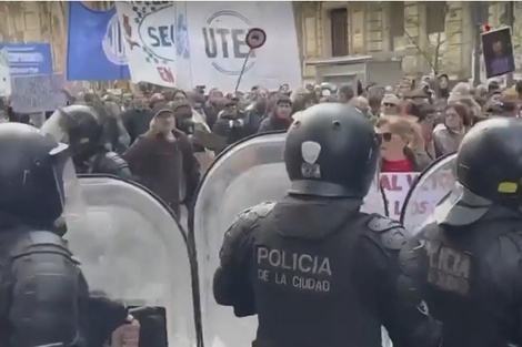 Jubilados, estudiantes, movimientos sociales y sindicatos marcharon contra la proscripción a Cristina Kichner