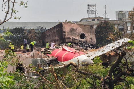 Encuentran una de las dos cajas negras del avión que se estrelló en la India