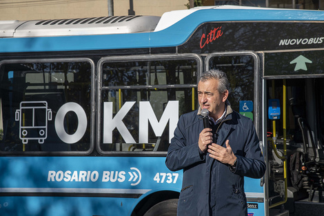 Javkin presentó los colectivos en barrio Rucci. (Fuente: Prensa Municipalidad Rosario)