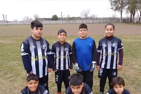 El club Caranchos contiene a 130 chicos en el fútbol infantil.