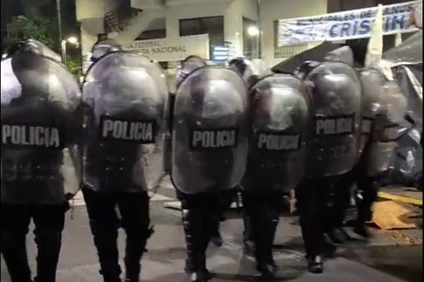 La Policía de la Ciudad desalojó a quienes acampaban frente al departamento de Cristina Kirchner