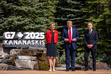 Donald Trump posa junto a Mark Carney y su esposa, Diana Fox, en su llegada a la Cumbre del G7 en Canadá